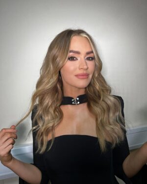 Laura Woods Instagram - Oh hi 👋🏻 Just dropping my best smoulder in your timelines 🤣 
I do love a dress up for Sports Industry Awards and thank you to the best in the business @makeupwithjourdan for giving me allllll the 👁️ smoke 
Also this sexy little number is @karen_millen 🤍