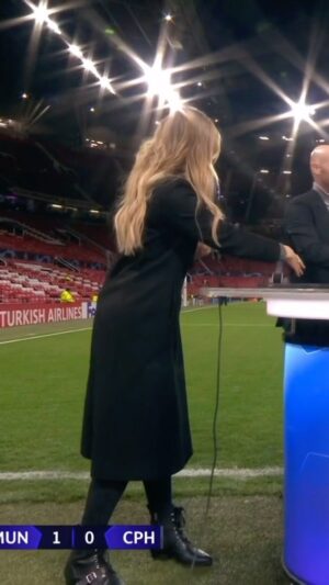 Laura Woods Instagram - Erik ten Hag left @laurawoodsy hanging 😂
