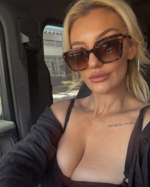 Leah McCourt Instagram - April 2025 📸 🌍 ☀️🌈🏝️🇺🇸