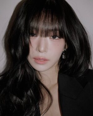Lee Chae-young Instagram - 🖤