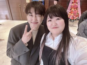 Lee Gook-ju Instagram - 윗집 부부♥️
드디어 큰 행사 끝났네  내가 왜 더 힘들지😭
축하해 명근아 다운아 당분가 찾지마....ㅋㅋ
데미소다 🍏맛 한 캔 마시고 기절 
축시 영상은 창피해서 못올리겠🫢 굿밤 🖐🏻