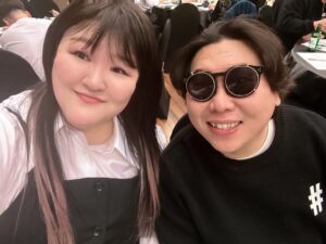 Lee Gook-ju Instagram - 윗집 부부♥️
드디어 큰 행사 끝났네  내가 왜 더 힘들지😭
축하해 명근아 다운아 당분가 찾지마....ㅋㅋ
데미소다 🍏맛 한 캔 마시고 기절 
축시 영상은 창피해서 못올리겠🫢 굿밤 🖐🏻