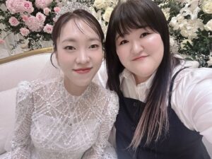 Lee Gook-ju Instagram - 윗집 부부♥️
드디어 큰 행사 끝났네  내가 왜 더 힘들지😭
축하해 명근아 다운아 당분가 찾지마....ㅋㅋ
데미소다 🍏맛 한 캔 마시고 기절 
축시 영상은 창피해서 못올리겠🫢 굿밤 🖐🏻