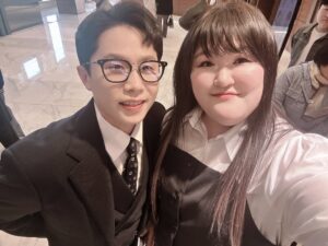 Lee Gook-ju Instagram - 윗집 부부♥️
드디어 큰 행사 끝났네  내가 왜 더 힘들지😭
축하해 명근아 다운아 당분가 찾지마....ㅋㅋ
데미소다 🍏맛 한 캔 마시고 기절 
축시 영상은 창피해서 못올리겠🫢 굿밤 🖐🏻