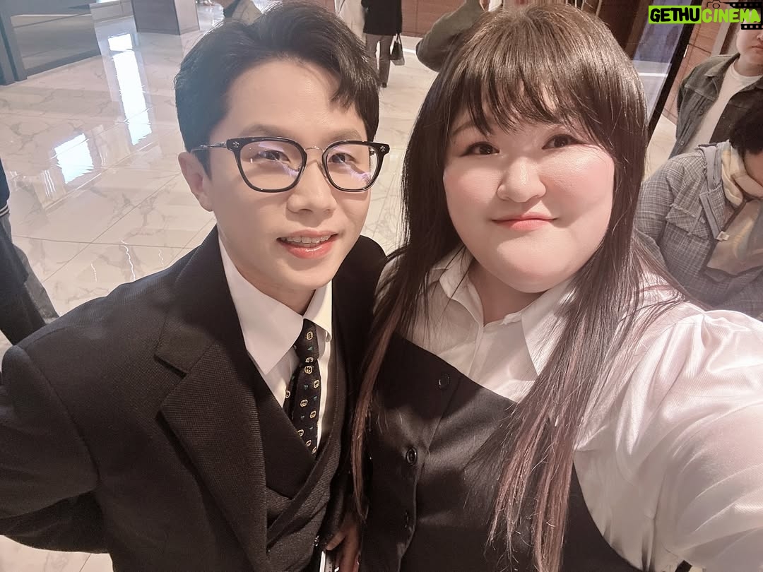 Lee Gook-ju - 7.6K Likes - 윗집 부부♥️
드디어 큰 행사 끝났네 내가 왜 더 힘들지😭
축하해 명근아 다운아 당분가 찾지마....ㅋㅋ
데미소다 🍏맛 한 캔 마시고 기절
축시 영상은 창피해서 못올리겠🫢 굿밤 🖐🏻