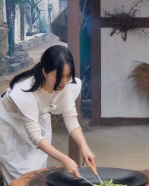 Lee Jung-hyun Instagram - 한국인의 밥상! 저의 소울 힐링프로이자 이 방송 때문에 요리에 더 애정을 쏟을 수 있었어요~! 

매주 목요일 저녁 7시40분만 되면 알람을 맞춰놓고...
예전에 #여명의눈동자 를 보러 TV 앞을 달려갔듯이... 
요즘도 유일하게 TV앞으로 달려가 시청하는 방송이여요🫶 

목소리 자체가 힐링이였던...
존경하는 최불암선생님의 뒤를 이어 
제가 너무 좋아하고 존경하는 최수종선배님께서  진행하시기로 하셨어요~! 

선배님의 첫 방송인 700회 특집을 강부자선생님🩷과 함께하게 되었습니다~!

오늘저녁 7시40분 #한국인의밥상 많은 시청바래요🙌

녹화전...너무 설레여서 잠을 못잤어요...🥹🫶
조상들의 지혜와 잊혀져가는 우리나라 전통 식재료를 알려주는 한국인의밥상  영원히 함께 해주세요~🙏

@charitysj