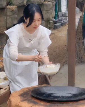 Lee Jung-hyun Instagram - 한국인의 밥상! 저의 소울 힐링프로이자 이 방송 때문에 요리에 더 애정을 쏟을 수 있었어요~! 

매주 목요일 저녁 7시40분만 되면 알람을 맞춰놓고...
예전에 #여명의눈동자 를 보러 TV 앞을 달려갔듯이... 
요즘도 유일하게 TV앞으로 달려가 시청하는 방송이여요🫶 

목소리 자체가 힐링이였던...
존경하는 최불암선생님의 뒤를 이어 
제가 너무 좋아하고 존경하는 최수종선배님께서  진행하시기로 하셨어요~! 

선배님의 첫 방송인 700회 특집을 강부자선생님🩷과 함께하게 되었습니다~!

오늘저녁 7시40분 #한국인의밥상 많은 시청바래요🙌

녹화전...너무 설레여서 잠을 못잤어요...🥹🫶
조상들의 지혜와 잊혀져가는 우리나라 전통 식재료를 알려주는 한국인의밥상  영원히 함께 해주세요~🙏

@charitysj