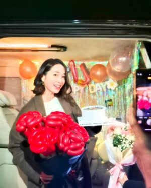 Lee Min-jung Instagram - 정말 멋진 배려있는 (멘사) 배우를 만나고 ㅋㅋㅋㅋ 머리가 비상하신 감독님 덕분에 이 추운겨울에 이렇게 따뜻한 드라마가 나왔어요…. 그래 이혼하자가 꽃필 날까지 우리 각자자리에서 행복하게…. 그리고 아직 인사 못한 스텝들과 다른 분들 차차 찾아인사드릴게여!!!!!!!