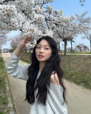 Lee Soo-min Instagram - 맨날니가찌거조...🤍 비록 골라달라 하면 20개씩 골라서 결국 내가 골라 올려야 하지만...🤤