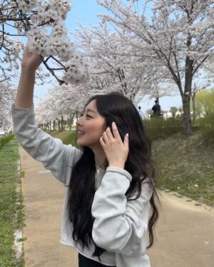 Lee Soo-min Instagram - 맨날니가찌거조...🤍 비록 골라달라 하면 20개씩 골라서 결국 내가 골라 올려야 하지만...🤤