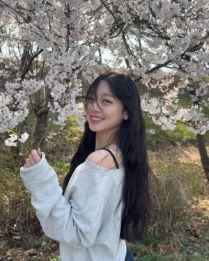 Lee Soo-min Instagram - 맨날니가찌거조...🤍 비록 골라달라 하면 20개씩 골라서 결국 내가 골라 올려야 하지만...🤤