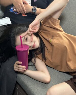 Lee Sun-bin Instagram - 그 여름 우리 감자들🥔

잠시후 9시 20분에 만나요💕
#TVN #감자연구소 #NETFLIX #ThePotatoLab