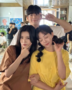 Lee Sun-bin Instagram - 그 여름 우리 감자들🥔

잠시후 9시 20분에 만나요💕
#TVN #감자연구소 #NETFLIX #ThePotatoLab