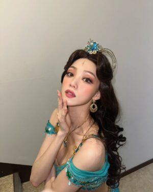 Lee Sung-kyoung Instagram - 반짝이들이 지어준 블스민이라는 애칭 너무 사랑해
#ALADDINTheMusical #Jasmine 🩵