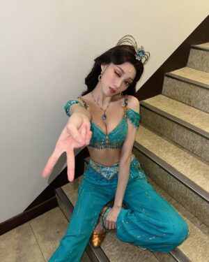 Lee Sung-kyoung Instagram - 반짝이들이 지어준 블스민이라는 애칭 너무 사랑해
#ALADDINTheMusical #Jasmine 🩵