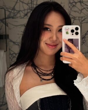Lee Young-ji Instagram - 만우절 장난 이제 생각도 안 난다 내 인생이 장난이고 만우절이라 하신다