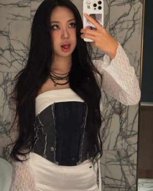 Lee Young-ji Instagram - 만우절 장난 이제 생각도 안 난다 내 인생이 장난이고 만우절이라 하신다