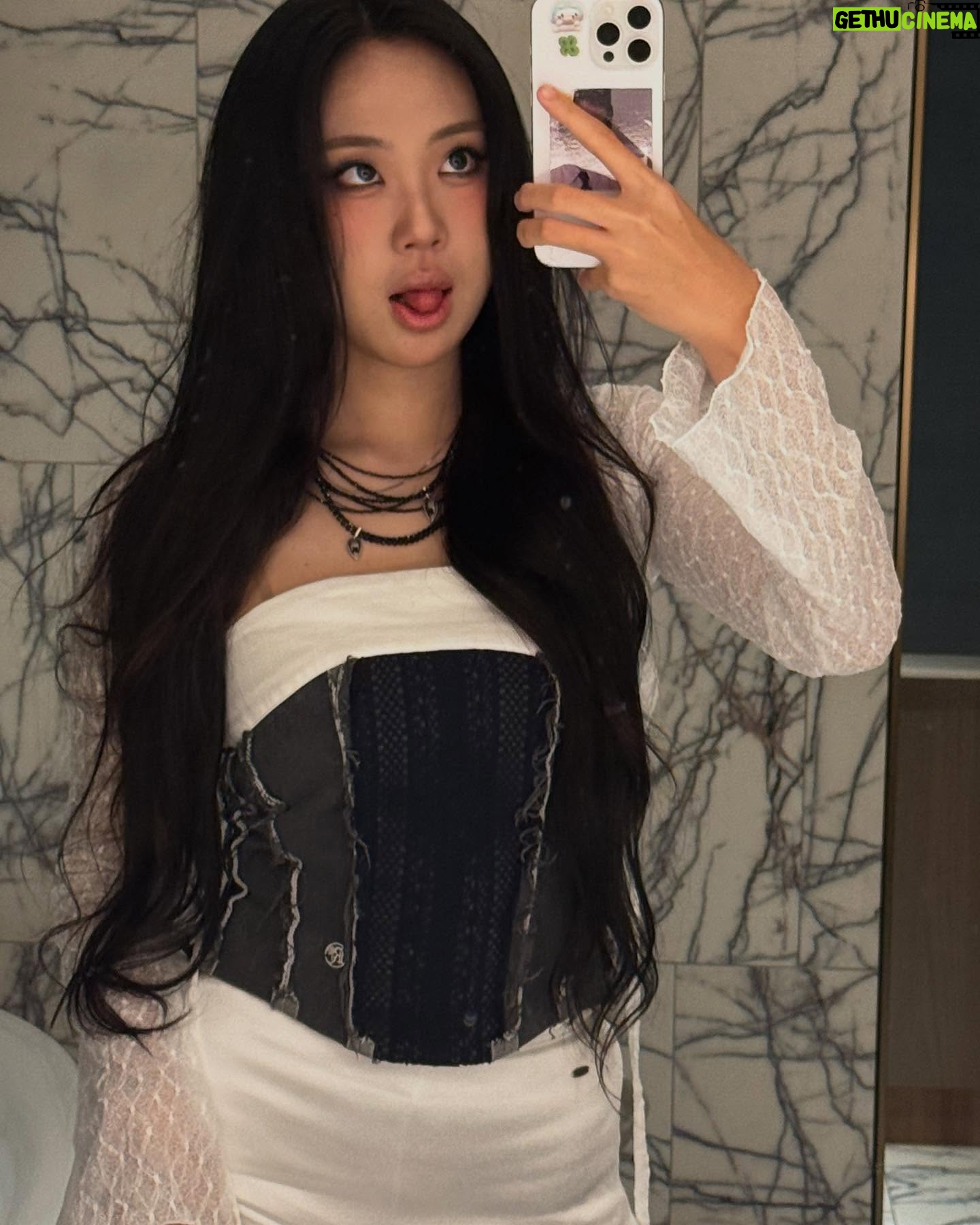 Lee Young-ji - 1 Million Likes - 만우절 장난 이제 생각도 안 난다 내 인생이 장난이고 만우절이라 하신다