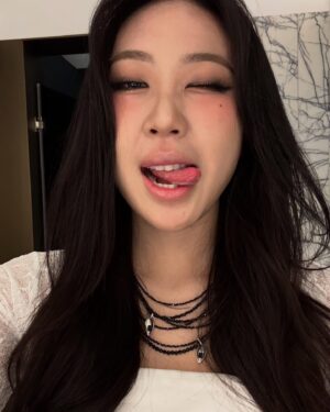 Lee Young-ji Instagram - 만우절 장난 이제 생각도 안 난다 내 인생이 장난이고 만우절이라 하신다