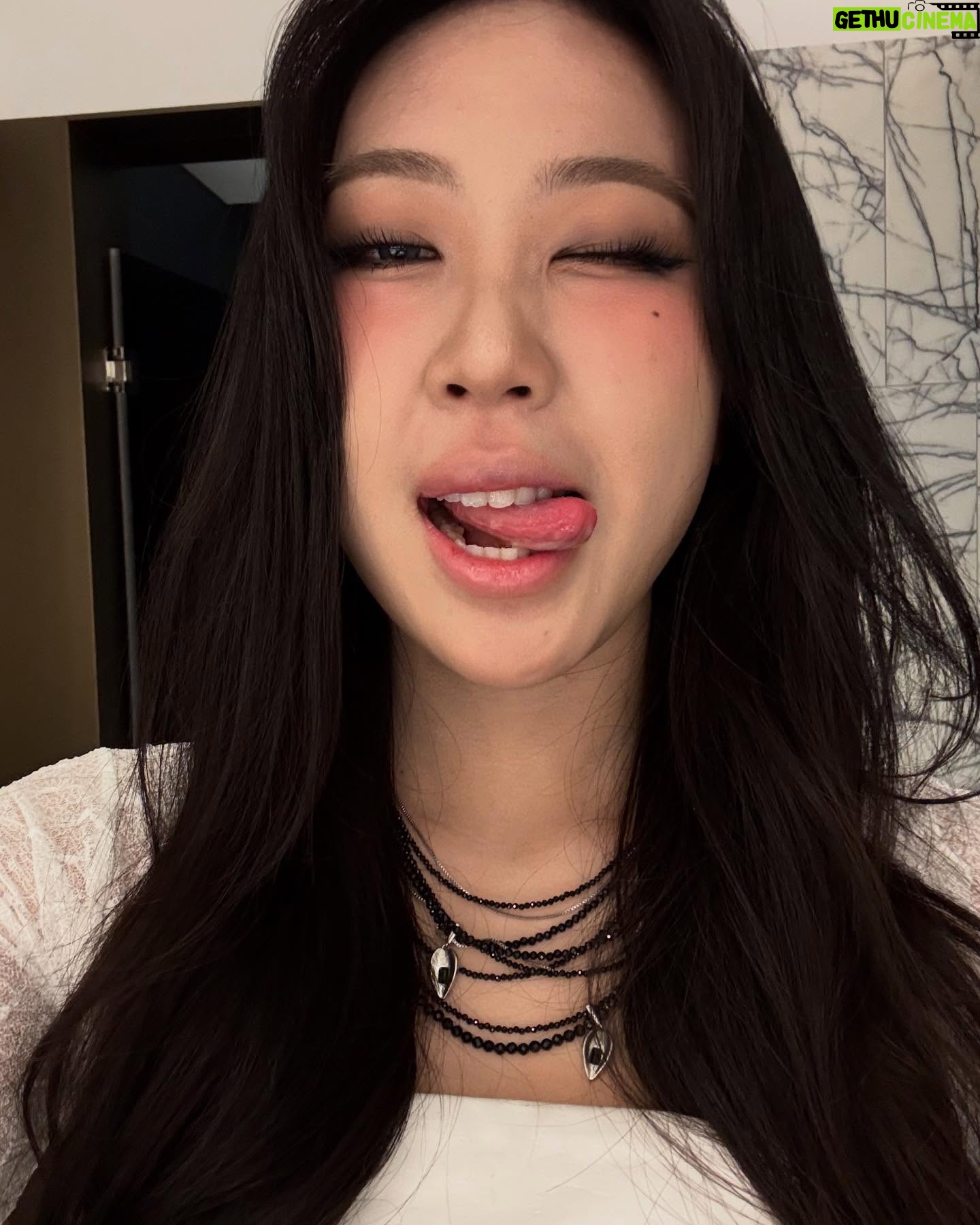 Lee Young-ji - 1 Million Likes - 만우절 장난 이제 생각도 안 난다 내 인생이 장난이고 만우절이라 하신다
