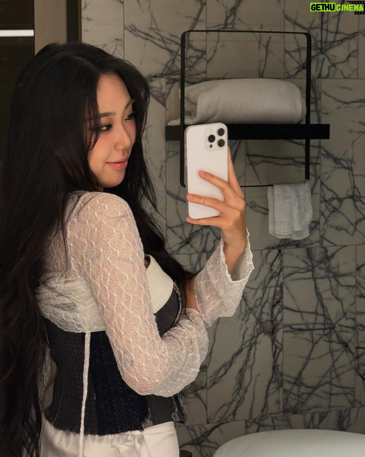 Lee Young-ji - 1 Million Likes - 만우절 장난 이제 생각도 안 난다 내 인생이 장난이고 만우절이라 하신다