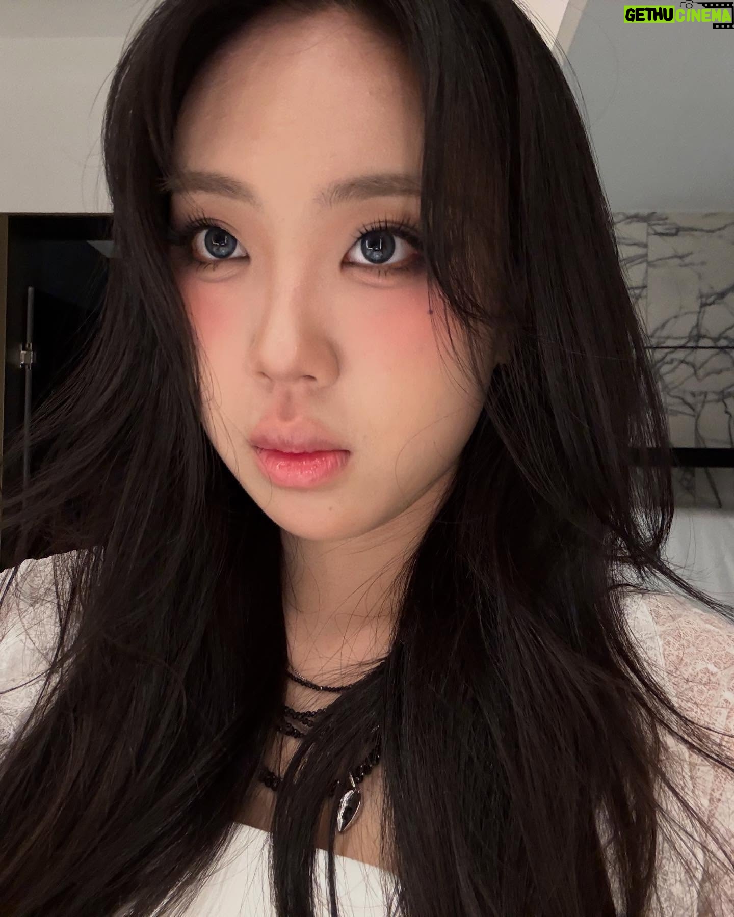 Lee Young-ji - 1 Million Likes - 만우절 장난 이제 생각도 안 난다 내 인생이 장난이고 만우절이라 하신다