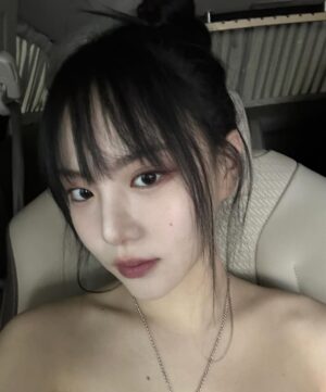 Lee Yul-eum Instagram - 🥸🥸 🖤🖤
