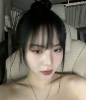 Lee Yul-eum Instagram - 🥸🥸 🖤🖤