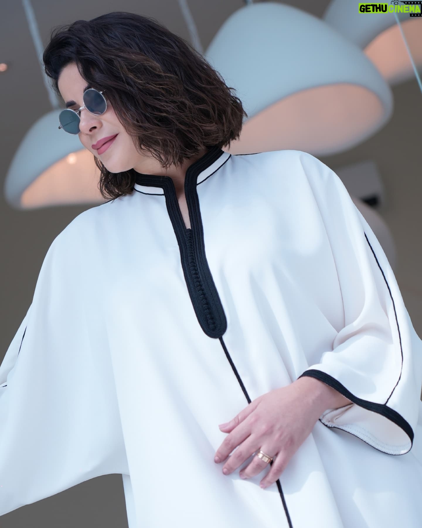 Leila Hadioui - 3 Likes - Magnifique gandoura en crêpe, confectionnée par le maître artisan, dans une teinte crème et noir élégante. Disponible au @lemoroccomall
Collection @leilahadiouicollection
Lunettes 👓 @japsunmaroc
#القفطان_المغربي