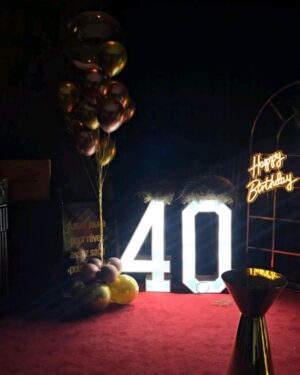 Leila Hadioui Instagram - 40 ans... et le cœur rempli de gratitude ! 💫

Je n’ai pas de mots assez forts pour exprimer ma joie et mon émotion suite à cette incroyable surprise que vous m’avez préparée. Merci à tous mes amis, ma famille, pour ce moment magique, unique, et surtout inoubliable.
Le plus beau cadeau était de voir ma fille, et je ne remercierai jamais assez ceux qui ont rendu cela possible. Vous avez comblé mon cœur de bonheur et d’amour.❤️
J’ai tellement de gratitude d’avoir des amis comme vous, des gens qui m’aiment et me soutiennent. Vous me rappelez chaque jour combien j’ai de la chance d’être entourée d’un cercle aussi extraordinaire.
Merci à chacun d’entre vous pour vos messages, vos appels, votre présence et vos attentions. Vous avez fait de mes 40 ans un souvenir gravé à jamais.❣️🫶🏻

Voici à 40 ans, à l’amour et à ces moments précieux partagés avec des personnes si spéciales ! 🥂✨