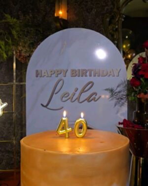Leila Hadioui Instagram - 40 ans... et le cœur rempli de gratitude ! 💫

Je n’ai pas de mots assez forts pour exprimer ma joie et mon émotion suite à cette incroyable surprise que vous m’avez préparée. Merci à tous mes amis, ma famille, pour ce moment magique, unique, et surtout inoubliable.
Le plus beau cadeau était de voir ma fille, et je ne remercierai jamais assez ceux qui ont rendu cela possible. Vous avez comblé mon cœur de bonheur et d’amour.❤️
J’ai tellement de gratitude d’avoir des amis comme vous, des gens qui m’aiment et me soutiennent. Vous me rappelez chaque jour combien j’ai de la chance d’être entourée d’un cercle aussi extraordinaire.
Merci à chacun d’entre vous pour vos messages, vos appels, votre présence et vos attentions. Vous avez fait de mes 40 ans un souvenir gravé à jamais.❣️🫶🏻

Voici à 40 ans, à l’amour et à ces moments précieux partagés avec des personnes si spéciales ! 🥂✨