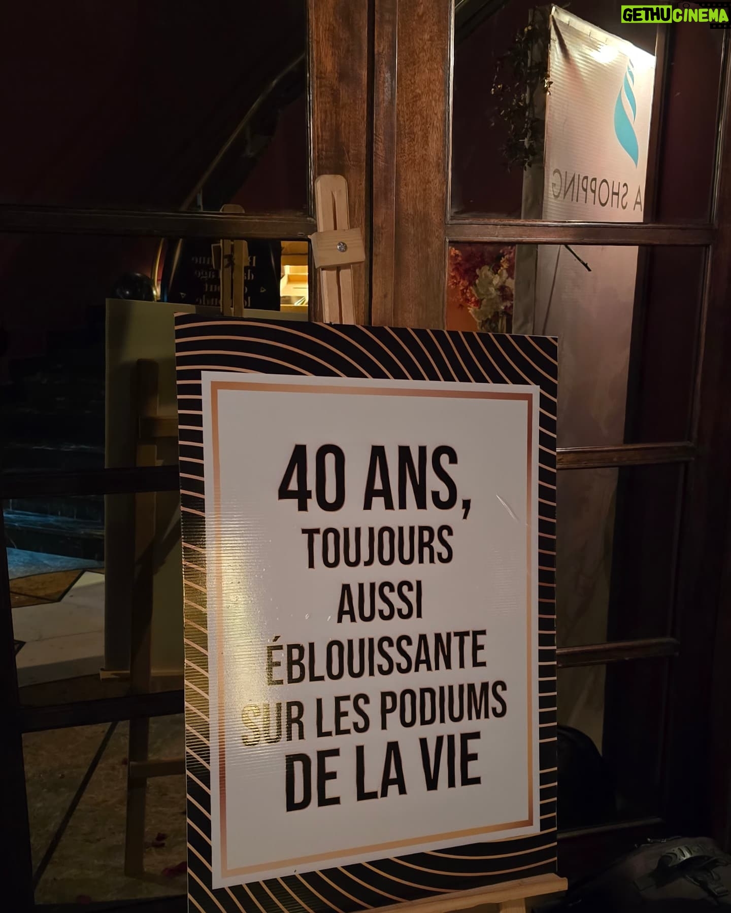 Leila Hadioui - 104.9K Likes - 40 ans... et le cœur rempli de gratitude ! 💫
Je n’ai pas de mots assez forts pour exprimer ma joie et mon émotion suite à cette incroyable surprise que vous m’avez préparée. Merci à tous mes amis, ma famille, pour ce moment magique, unique, et surtout inoubliable.
Le plus beau cadeau était de voir ma fille, et je ne remercierai jamais assez ceux qui ont rendu cela possible. Vous avez comblé mon cœur de bonheur et d’amour.❤️
J’ai tellement de gratitude d’avoir des amis comme vous, des gens qui m’aiment et me soutiennent. Vous me rappelez chaque jour combien j’ai de la chance d’être entourée d’un cercle aussi extraordinaire.
Merci à chacun d’entre vous pour vos messages, vos appels, votre présence et vos attentions. Vous avez fait de mes 40 ans un souvenir gravé à jamais.❣️🫶🏻
Voici à 40 ans, à l’amour et à ces moments précieux partagés avec des personnes si spéciales ! 🥂✨