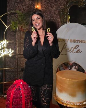 Leila Hadioui Instagram - 40 ans... et le cœur rempli de gratitude ! 💫

Je n’ai pas de mots assez forts pour exprimer ma joie et mon émotion suite à cette incroyable surprise que vous m’avez préparée. Merci à tous mes amis, ma famille, pour ce moment magique, unique, et surtout inoubliable.
Le plus beau cadeau était de voir ma fille, et je ne remercierai jamais assez ceux qui ont rendu cela possible. Vous avez comblé mon cœur de bonheur et d’amour.❤️
J’ai tellement de gratitude d’avoir des amis comme vous, des gens qui m’aiment et me soutiennent. Vous me rappelez chaque jour combien j’ai de la chance d’être entourée d’un cercle aussi extraordinaire.
Merci à chacun d’entre vous pour vos messages, vos appels, votre présence et vos attentions. Vous avez fait de mes 40 ans un souvenir gravé à jamais.❣️🫶🏻

Voici à 40 ans, à l’amour et à ces moments précieux partagés avec des personnes si spéciales ! 🥂✨