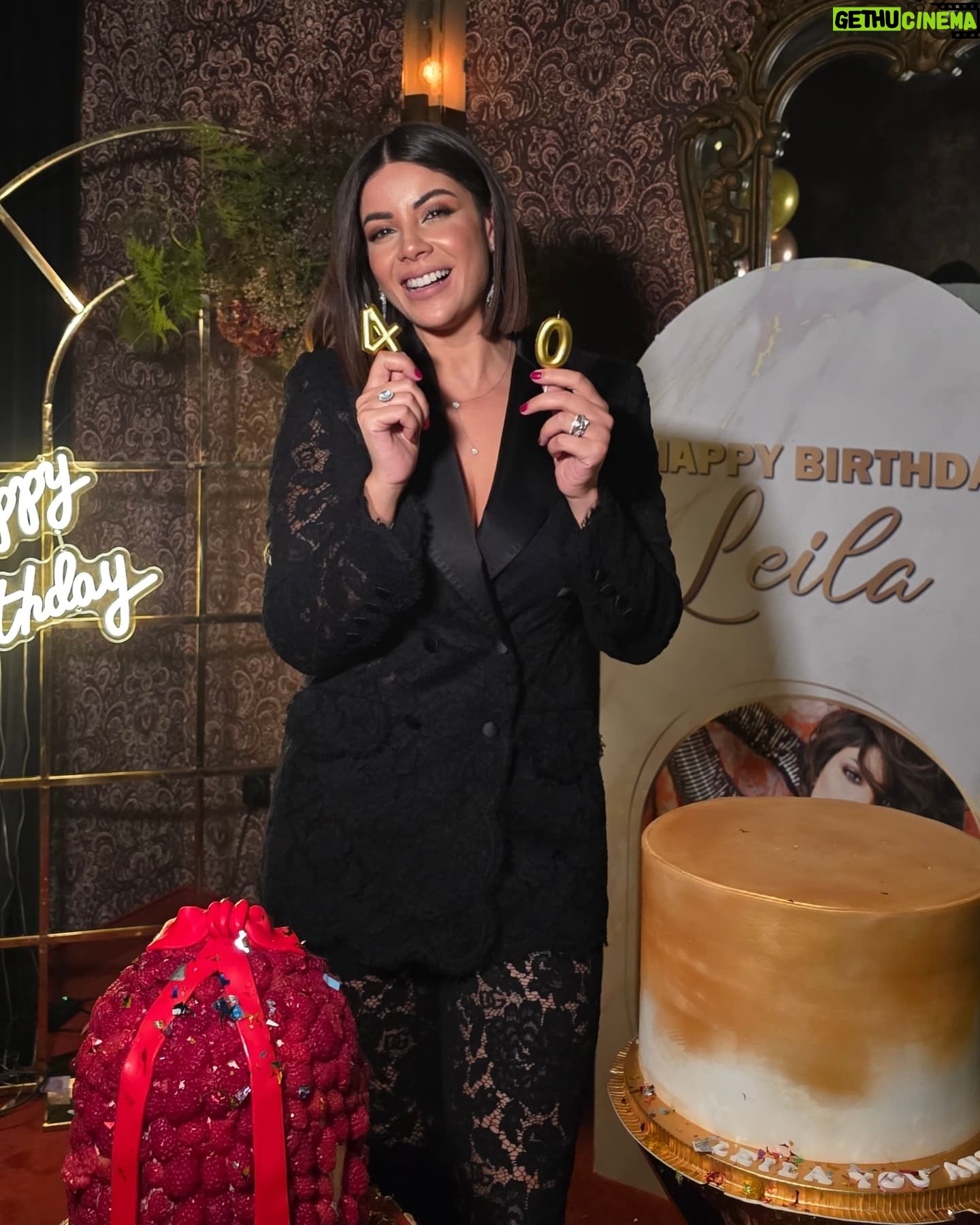 Leila Hadioui - 104.9K Likes - 40 ans... et le cœur rempli de gratitude ! 💫
Je n’ai pas de mots assez forts pour exprimer ma joie et mon émotion suite à cette incroyable surprise que vous m’avez préparée. Merci à tous mes amis, ma famille, pour ce moment magique, unique, et surtout inoubliable.
Le plus beau cadeau était de voir ma fille, et je ne remercierai jamais assez ceux qui ont rendu cela possible. Vous avez comblé mon cœur de bonheur et d’amour.❤️
J’ai tellement de gratitude d’avoir des amis comme vous, des gens qui m’aiment et me soutiennent. Vous me rappelez chaque jour combien j’ai de la chance d’être entourée d’un cercle aussi extraordinaire.
Merci à chacun d’entre vous pour vos messages, vos appels, votre présence et vos attentions. Vous avez fait de mes 40 ans un souvenir gravé à jamais.❣️🫶🏻
Voici à 40 ans, à l’amour et à ces moments précieux partagés avec des personnes si spéciales ! 🥂✨