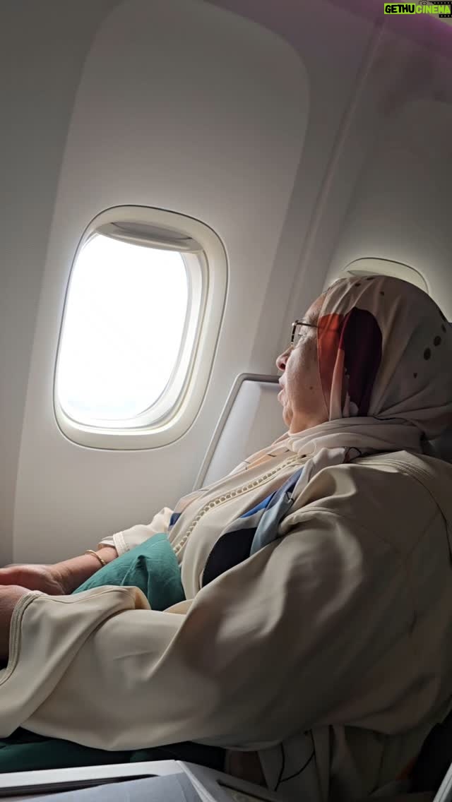 Leila Hadioui - 130.2K Likes - Cette semaine a été un véritable voyage de l’âme, empli d’amour, de spiritualité et de souvenirs inoubliables. À chaque étape, j’ai ressenti la présence de mon père, parti trop tôt, mais toujours présent dans mon cœur. 🕊
J’ai eu la chance de vivre ces instants uniques aux côtés de ma mère, mon pilier et ma confidente, rendant ce pèlerinage encore plus précieux.✨️🤲🏻
Je souhaite exprimer toute ma gratitude envers l’agence @go_makkah_booking_maroc , dont le service VIP hors pair et la bienveillance se sont doublés d’une approche profondément humaine, faisant de cette aventure un moment hors du temps. Grâce à eux, chaque seconde a été sublimée et restera à jamais gravée dans ma mémoire.🥹
Je tiens également à vous remercier, vous tous qui me soutenez, pour vos messages, vos appels et votre présence tout au long de ce voyage. Vous m’avez accompagnée de loin, mais avec une intensité qui m’a profondément touchée. Je vous souhaite sincèrement de vivre, vous aussi, une omra aussi belle et riche en émotions. ✨️✨️
Que cette expérience vous inspire à garder la foi en Dieu malgré les difficultés de la vie.🙏
Enfin, j’adresse mes pensées à tous les musulmans, en espérant qu’ils puissent connaître, eux aussi, ces moments de foi et de partage. C’est avec un cœur rempli de reconnaissance et d’amour que je referme ce chapitre, qui restera pour toujours un hommage à mon père et une célébration de la vie, partagée avec ma mère.🤲🏻🤍✨️🕊