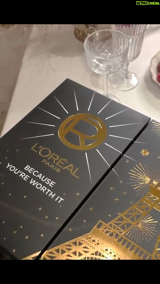 Leila Hadioui - 68K Likes - Envie d’un cadeau magique pour clôturer l’année en beauté ? 🎁
Stay tuned… une surprise incroyable vous attend !
Dites-nous, que pensez-vous trouver dans cette box ? 😍
@lorealparis
#calendrierdelavent #lorealmakeup #skincare #theworthitdiner