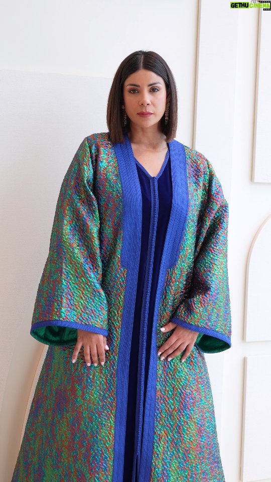 Leila Hadioui - 3 Likes - Élégance en brocart, noblesse en velours.
Fait main par un Maâlem, pour celles qui veulent briller autrement.💙
@leilahadiouicollection
@lemoroccomall
#caftanmarocain🇲🇦
#القفطان_المغربي