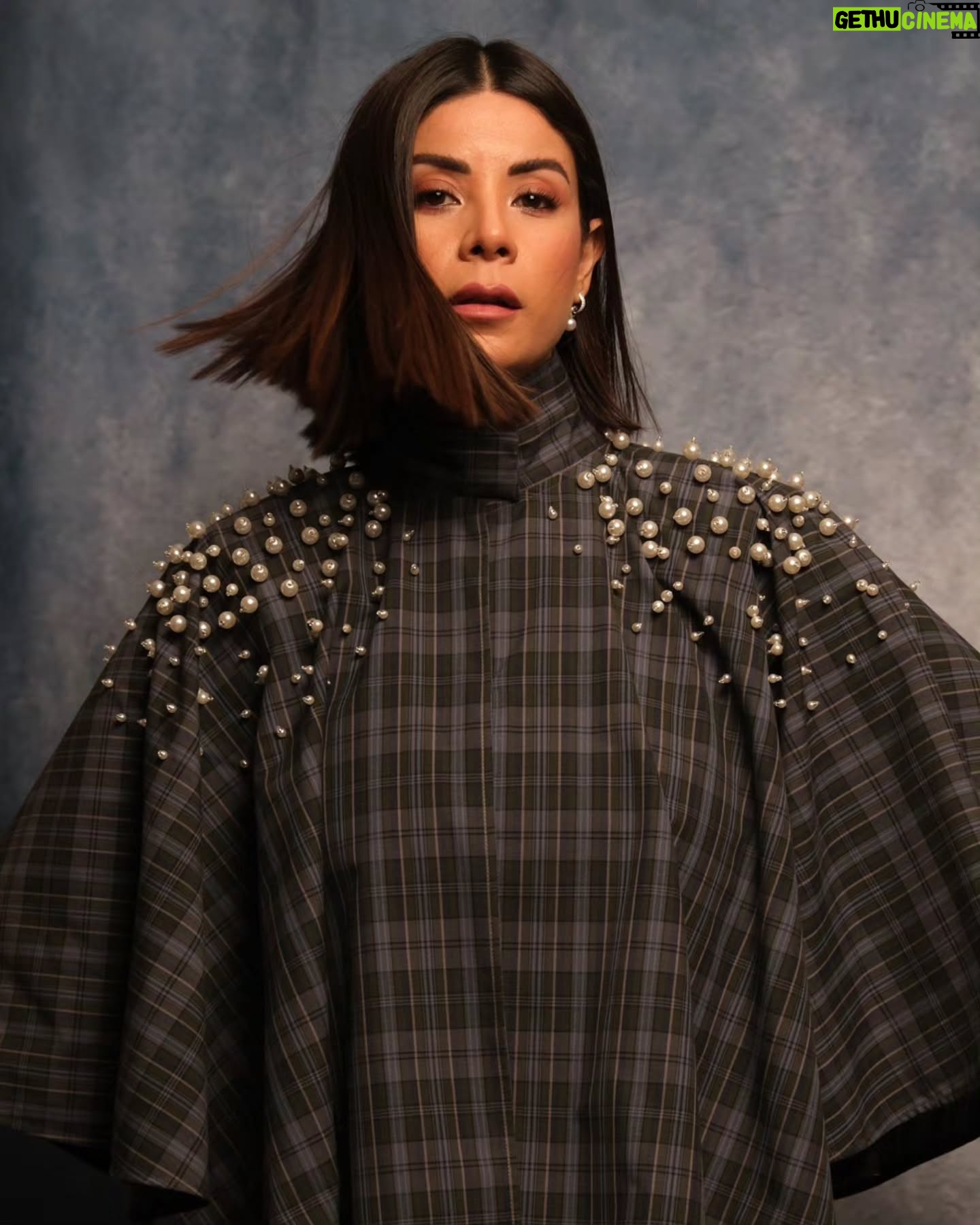 Leila Hadioui - 3 Likes - A sweep of the cape, a breath of confidence✨️