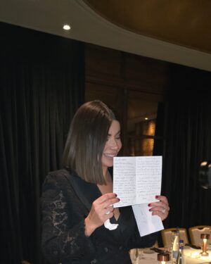 Leila Hadioui Instagram - 40 ans... et le cœur rempli de gratitude ! 💫

Je n’ai pas de mots assez forts pour exprimer ma joie et mon émotion suite à cette incroyable surprise que vous m’avez préparée. Merci à tous mes amis, ma famille, pour ce moment magique, unique, et surtout inoubliable.
Le plus beau cadeau était de voir ma fille, et je ne remercierai jamais assez ceux qui ont rendu cela possible. Vous avez comblé mon cœur de bonheur et d’amour.❤️
J’ai tellement de gratitude d’avoir des amis comme vous, des gens qui m’aiment et me soutiennent. Vous me rappelez chaque jour combien j’ai de la chance d’être entourée d’un cercle aussi extraordinaire.
Merci à chacun d’entre vous pour vos messages, vos appels, votre présence et vos attentions. Vous avez fait de mes 40 ans un souvenir gravé à jamais.❣️🫶🏻

Voici à 40 ans, à l’amour et à ces moments précieux partagés avec des personnes si spéciales ! 🥂✨