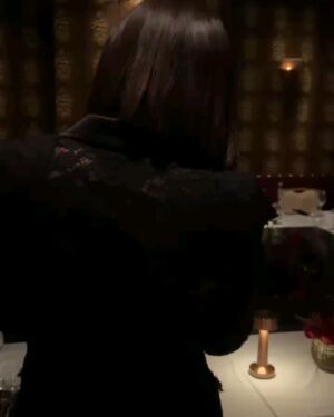 Leila Hadioui Instagram - 40 ans... et le cœur rempli de gratitude ! 💫

Je n’ai pas de mots assez forts pour exprimer ma joie et mon émotion suite à cette incroyable surprise que vous m’avez préparée. Merci à tous mes amis, ma famille, pour ce moment magique, unique, et surtout inoubliable.
Le plus beau cadeau était de voir ma fille, et je ne remercierai jamais assez ceux qui ont rendu cela possible. Vous avez comblé mon cœur de bonheur et d’amour.❤️
J’ai tellement de gratitude d’avoir des amis comme vous, des gens qui m’aiment et me soutiennent. Vous me rappelez chaque jour combien j’ai de la chance d’être entourée d’un cercle aussi extraordinaire.
Merci à chacun d’entre vous pour vos messages, vos appels, votre présence et vos attentions. Vous avez fait de mes 40 ans un souvenir gravé à jamais.❣️🫶🏻

Voici à 40 ans, à l’amour et à ces moments précieux partagés avec des personnes si spéciales ! 🥂✨