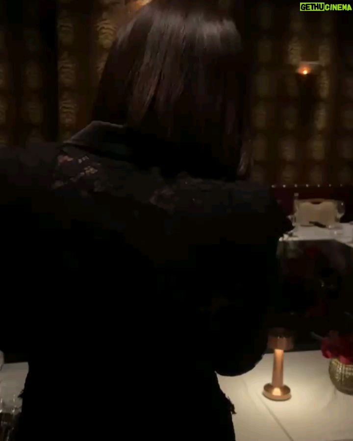 Leila Hadioui - 104.9K Likes - 40 ans... et le cœur rempli de gratitude ! 💫
Je n’ai pas de mots assez forts pour exprimer ma joie et mon émotion suite à cette incroyable surprise que vous m’avez préparée. Merci à tous mes amis, ma famille, pour ce moment magique, unique, et surtout inoubliable.
Le plus beau cadeau était de voir ma fille, et je ne remercierai jamais assez ceux qui ont rendu cela possible. Vous avez comblé mon cœur de bonheur et d’amour.❤️
J’ai tellement de gratitude d’avoir des amis comme vous, des gens qui m’aiment et me soutiennent. Vous me rappelez chaque jour combien j’ai de la chance d’être entourée d’un cercle aussi extraordinaire.
Merci à chacun d’entre vous pour vos messages, vos appels, votre présence et vos attentions. Vous avez fait de mes 40 ans un souvenir gravé à jamais.❣️🫶🏻
Voici à 40 ans, à l’amour et à ces moments précieux partagés avec des personnes si spéciales ! 🥂✨