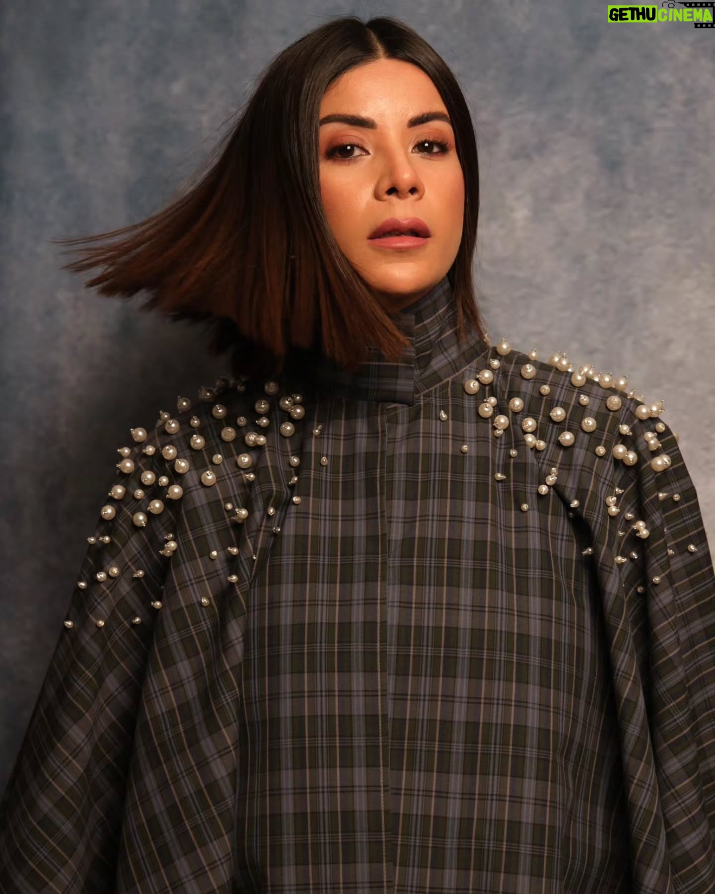 Leila Hadioui - 3 Likes - A sweep of the cape, a breath of confidence✨️