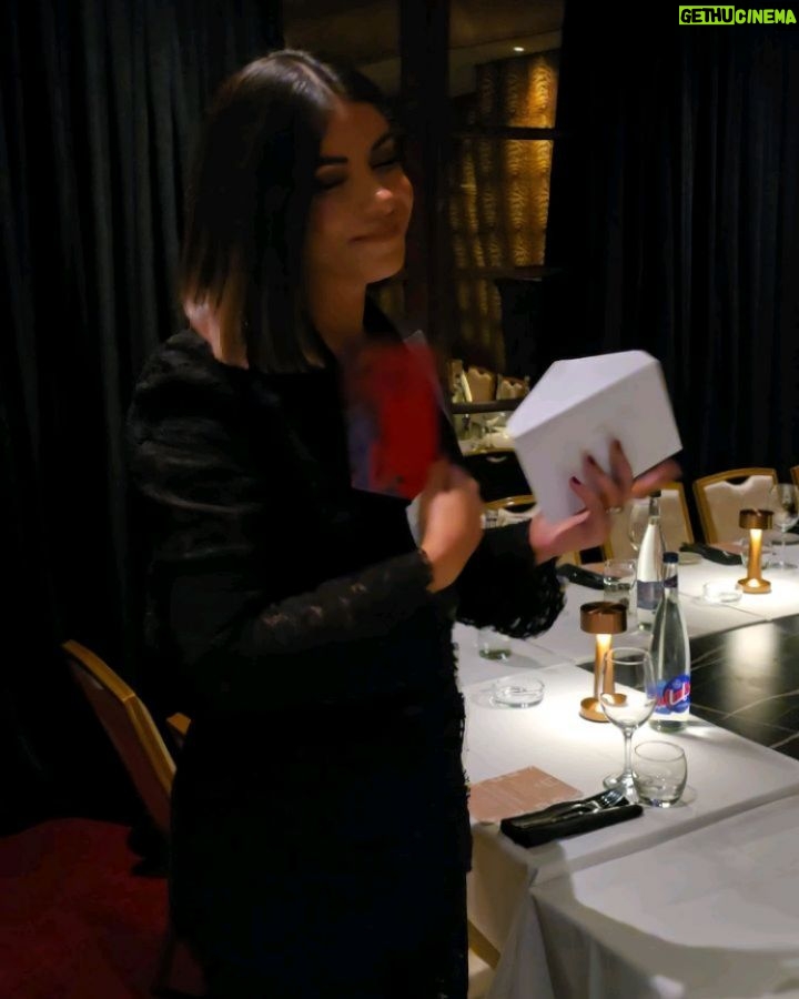 Leila Hadioui - 104.9K Likes - 40 ans... et le cœur rempli de gratitude ! 💫
Je n’ai pas de mots assez forts pour exprimer ma joie et mon émotion suite à cette incroyable surprise que vous m’avez préparée. Merci à tous mes amis, ma famille, pour ce moment magique, unique, et surtout inoubliable.
Le plus beau cadeau était de voir ma fille, et je ne remercierai jamais assez ceux qui ont rendu cela possible. Vous avez comblé mon cœur de bonheur et d’amour.❤️
J’ai tellement de gratitude d’avoir des amis comme vous, des gens qui m’aiment et me soutiennent. Vous me rappelez chaque jour combien j’ai de la chance d’être entourée d’un cercle aussi extraordinaire.
Merci à chacun d’entre vous pour vos messages, vos appels, votre présence et vos attentions. Vous avez fait de mes 40 ans un souvenir gravé à jamais.❣️🫶🏻
Voici à 40 ans, à l’amour et à ces moments précieux partagés avec des personnes si spéciales ! 🥂✨