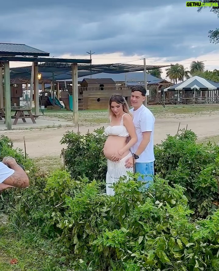 Lele Pons - 4 Million Likes - We’re PREGNANT!!!!! 🤰🏼❤️🥹 can’t wait to meet you! We love you- Mom & Dad
BEBE EN CAMINO!! ❤️❤️ contando los días para conocerte, 🙏🏼 te amamos. -Mama y Papa
(Photographer: @phraa )