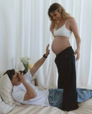 Lele Pons Instagram - We’re PREGNANT!!!!! 🤰🏼❤️🥹 can’t wait to meet you! We love you- Mom & Dad

BEBE EN CAMINO!! ❤️❤️ contando los días para conocerte, 🙏🏼 te amamos. -Mama y Papa

(Photographer: @phraa )