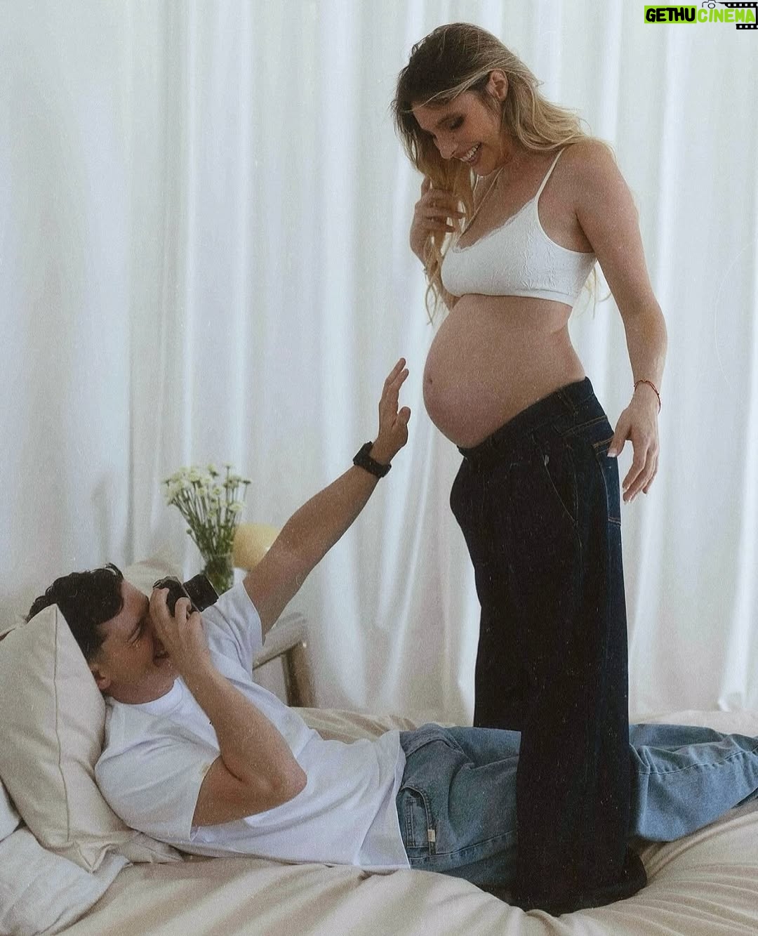 Lele Pons - 4 Million Likes - Weâre PREGNANT!!!!! đ¤°đźâ¤ď¸đĽš canât wait to meet you! We love you- Mom & Dad
BEBE EN CAMINO!! â¤ď¸â¤ď¸ contando los dĂas para conocerte, đđź te amamos. -Mama y Papa
(Photographer: @phraa )