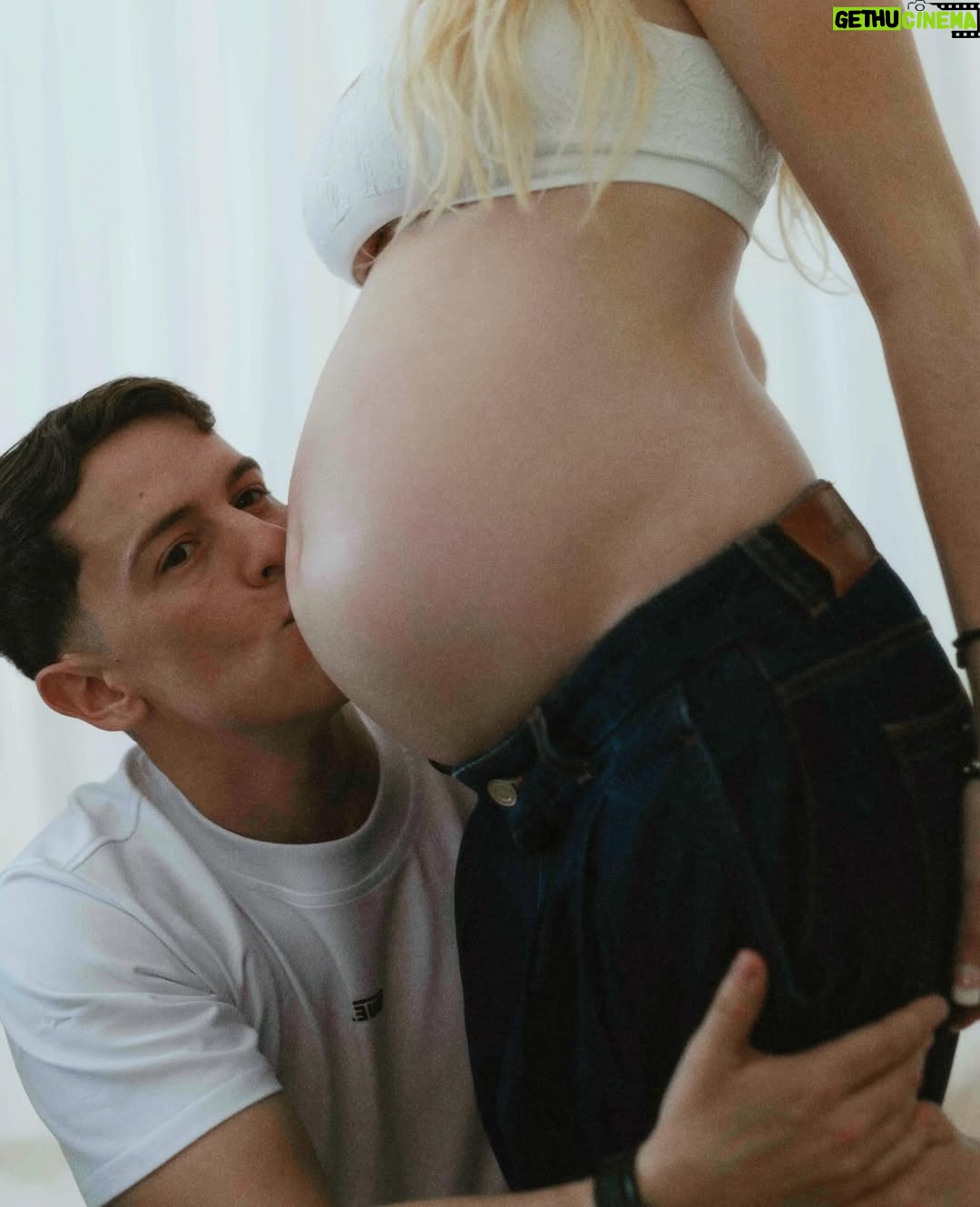 Lele Pons - 4 Million Likes - Weâre PREGNANT!!!!! đ¤°đźâ¤ď¸đĽš canât wait to meet you! We love you- Mom & Dad
BEBE EN CAMINO!! â¤ď¸â¤ď¸ contando los dĂas para conocerte, đđź te amamos. -Mama y Papa
(Photographer: @phraa )