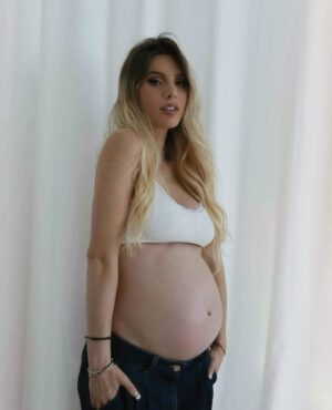 Lele Pons Instagram - We’re PREGNANT!!!!! 🤰🏼❤️🥹 can’t wait to meet you! We love you- Mom & Dad

BEBE EN CAMINO!! ❤️❤️ contando los días para conocerte, 🙏🏼 te amamos. -Mama y Papa

(Photographer: @phraa )