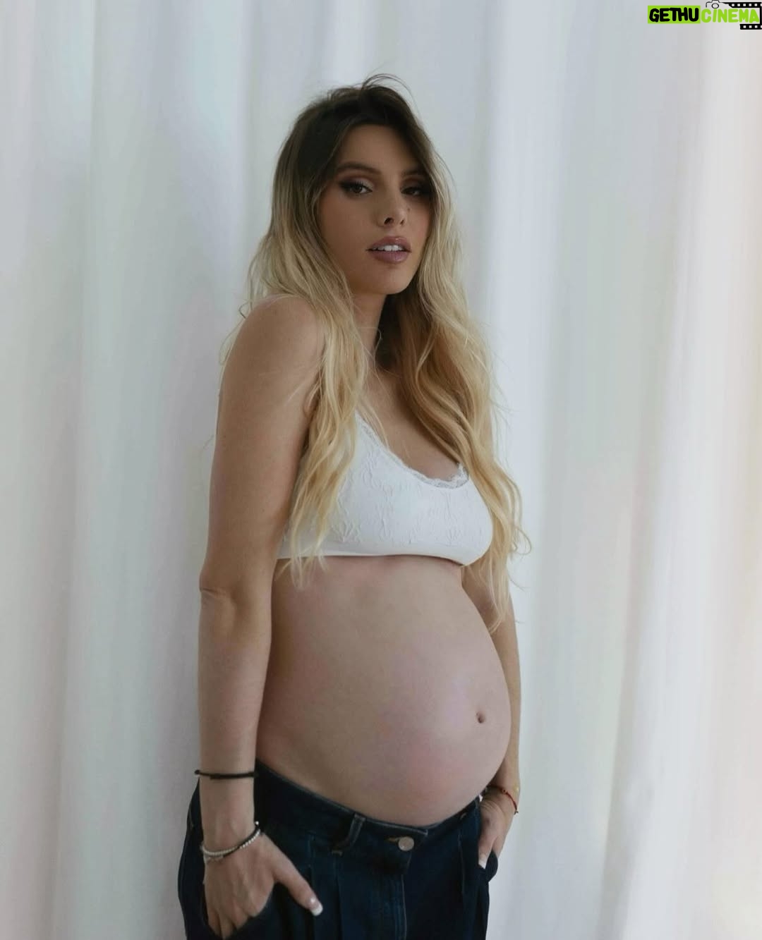 Lele Pons - 4 Million Likes - Weâre PREGNANT!!!!! đ¤°đźâ¤ď¸đĽš canât wait to meet you! We love you- Mom & Dad
BEBE EN CAMINO!! â¤ď¸â¤ď¸ contando los dĂas para conocerte, đđź te amamos. -Mama y Papa
(Photographer: @phraa )