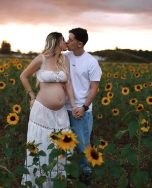 Lele Pons Instagram - We’re PREGNANT!!!!! 🤰🏼❤️🥹 can’t wait to meet you! We love you- Mom & Dad

BEBE EN CAMINO!! ❤️❤️ contando los días para conocerte, 🙏🏼 te amamos. -Mama y Papa

(Photographer: @phraa )